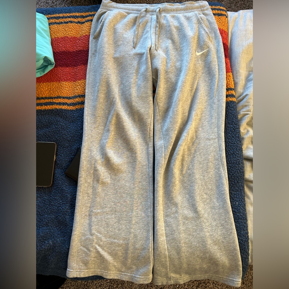 NIKE WIDE GRAY SWEATPANTS